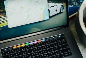 MacBook Pro 15" Touch Bar ULTRA Retina 5,0GHz i9 Turbo 555x 32GB RAM 512GB SSD - Bild 1 von 9
