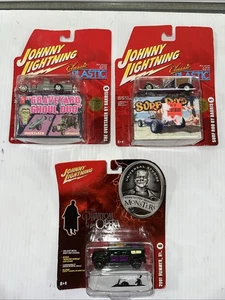 Lote De 2 Johnny Lightning Clásicos Plástico Y Monstruos Fantasma De La Ópera - Imagen 1 de 4