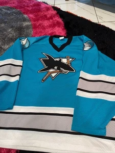 Camiseta De Colección Años 90 NHL San José SHARKS XL Teal CCM Hecha en Canadá Maska Team - Imagen 1 de 9