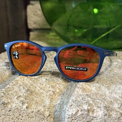 Óculos de sol Oakley Pitchman Lemans Moto GP fosco azul marinho/prizm rubi polarizado - Imagem 1 de 4