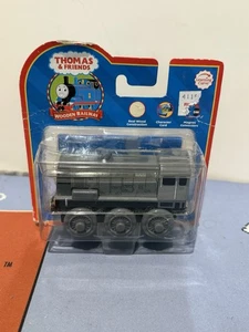Thomas & seine Freunde Holzeisenbahn Zug Panzer Lok - Dennis - NEU 2005 - LC99064 - Bild 1 von 4