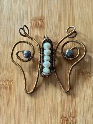 Pingente de borboleta de tamanho grande feito à mão branco e preto pérola fio de cobre envolto - Imagem 1 de 4