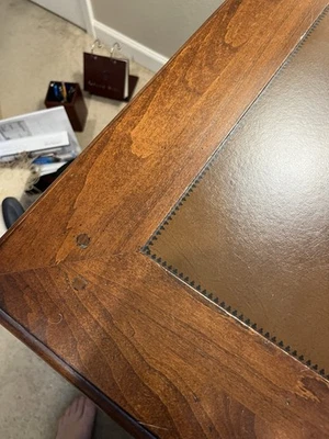 Colección Thomasville Ernest Hemingway - Juego de escritorio, silla, lámpara y estatua de golf Foto 1 de 3