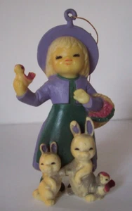 Mädchen hält Vogel mit Hasen Kunststoff Vintage Osterschmuck - Bild 1 von 3