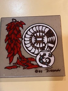 Azulejo enmarcado artístico vintage colorido de 6” cuadrado para horno de chiles con olla de lagarto 1983 - Imagen 1 de 8