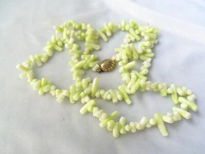 Vintage limettenfarbene tschechische Glasstabperlen Halskette mit goldfarbenem Muschelverschluss - Bild 1 von 9