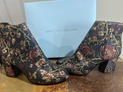 Botas Antonio Melani Talla 9.5 | Estampado Floral Satinado Azul Marino Foto 1 de 2