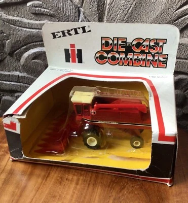 ERTL 1/80 SCALE DIE-CAST INTERNATIONAL COMBINE W/ CORN HEADS PART# 1520-141H NIB - Image 1 of 4