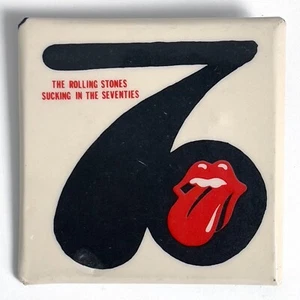 Spilla ROLLING STONES vintage 1981 che succhia negli anni 70 spilla pulsante distintivo 2-1/8" - Foto 1 di 2
