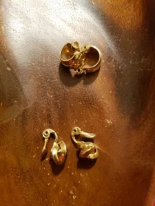 Vintage Monet goldfarbene Creolen Huggie Knoten Ohrringe 2 Paar  - Bild 1 von 6