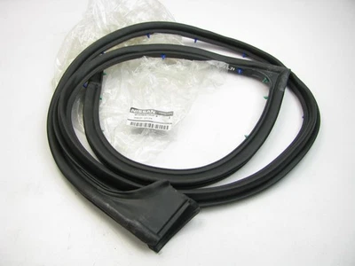 NUEVO SELLO DE PUNTA DE CLIMA DERECHA para puerta trasera OEM para NV1500 NV2500 NV3500 2012 Foto 1 de 3