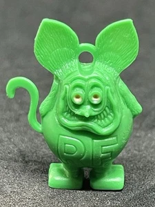 Charm vintage anni 60 Rat Fink Ed Roth verde brillante occhi bianchi buon anello SPEDIZIONE GRATUITA - Foto 1 di 3