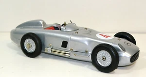 Märklin 1102 Mercedes Benz Nº 4 coche de carreras flecha de plata chapa W196, sin llave - Imagen 1 de 4