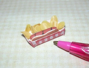 Miniature Hotdog and Chips in Red Gingham Paper Tray: DOLLHOUSE 1:12 - Picture 1 of 2