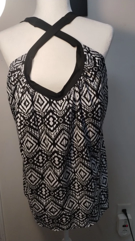 Camiseta Tankini Geométrica Jaclyn Smith Talla Grande Negra/Blanca, Talla 24W Foto 1 de 4