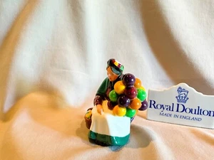 Royal Doulton figurine vintage - The Old Balloon Seller Miniature HN 2129 - 2 - Picture 1 of 10