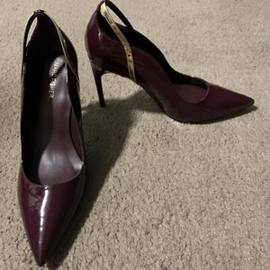 Tacones de punta puntiaguda de cuero patentados para mujer Marc Fisher Garlene - vino/dorado, talla 11 - Imagen 1 de 4