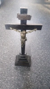 Altes Holzkreuz mit Skulptur Jesu aus Metall. - Bild 1 von 12