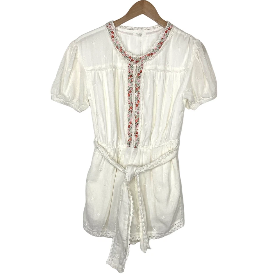 Mameluco bordado Tularosa Noah talla pequeña blanco floral gasa forrado floral Foto 1 de 4