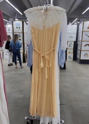 古董黄色意大利丝绸绉织睡衣懒人连衣裙 20 世纪 30 年代 20 世纪 40 年代法国蕾丝 — 第 1/4 张图片