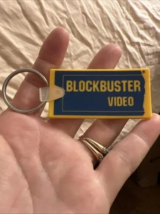 Portachiavi video blockbuster 1990 vintage gomma blu giallo classe Y2K - Foto 1 di 2