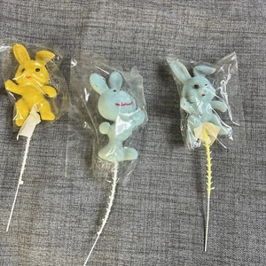 3 VINTAGE FLOCKED EASTER PICS BUNNY/CHICS - Picture 1 of 2