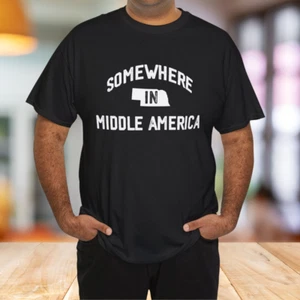 Camiseta Somewhere in Middle America - Auggie Lamb - Imagen 1 de 6