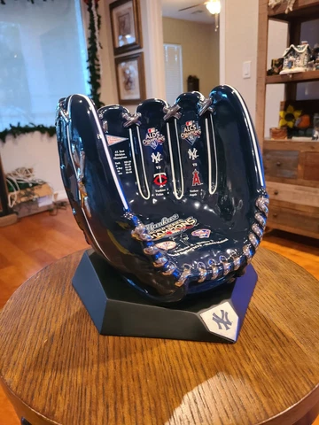 Yankees 2009 world series Champions Commemorative Danbury Mint  Ceramic  Glove Cover