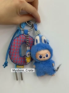 THE MONSTERS Pin for Love Series Letter And Vinyl Plush "O" Pendant Together NEW - Picture 1 of 2