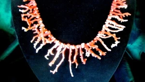 VINTAGE 1940'S SPIKY CORAL NECKLACE - HAWAII - MERMAID NECKLACE - Picture 1 of 3