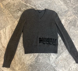 CHANEL grau Kaschmir Gabrielle Coco V-Ausschnitt Pullover Gr. FR 36 2017 Kollektion US 2 - Bild 1 von 9