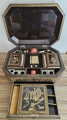 Caja de costura dorada Chinoiserie siglo XIX con 36 piezas C.R. Fenton & Co London Foto 1 de 4