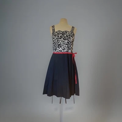 Vestido Rockabilly Pin-Up Negro Blanco Damasco Corpiño Rojo Faja Retro Ajuste y Acampanado Usado en Excelente Condición Foto 1 de 4