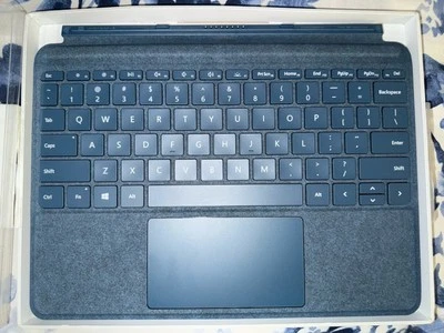 Cubierta tipo firma Microsoft Surface Go Alcantara modelo 1840 azul cobalto Foto 1 de 4