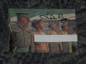LINDA REGAN - POSTKARTENFOTO SIGNIERT - ENGLAND TRAGEN (OBEN OHNE) - Bild 1 von 3