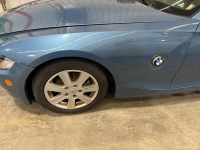 03-08 GUARDABARROS DELANTERO IZQUIERDO BMW Z4 PINTURA AZUL MALDIVAS A15 Foto 1 de 4