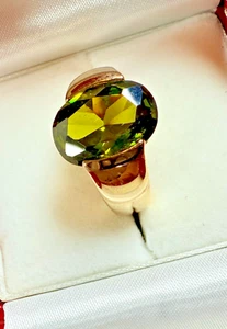 Anillo llamativo vintage tono dorado con gema verde facetada grande - talla 8 - Imagen 1 de 12