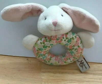 Maison Chic Conejo Blanco Conejo Sonajero Flores 2015 Foto 1 de 4