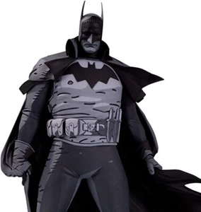 DC Direct Batman Black & White Mike Mignola Gotham by Gaslight McFarlane - Foto 1 di 2