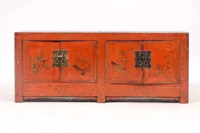 Um baú chinês lacado vermelho do século XIX ou baú baixo com ferragens de latão  - Imagem 1 de 4