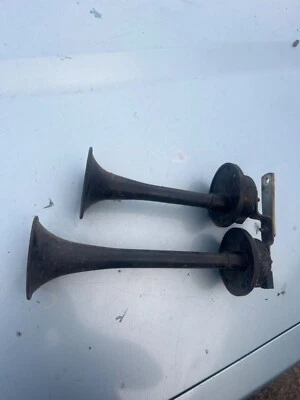 PORSCHE 911 928 Bosch  MIXO STRITONE  TRUMPET  HORN SET - Image 1 of 4