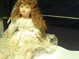 Vintage Porzellanpuppe mit blonden Haaren und blauen Augen - Bild 1 von 4