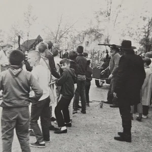 Vintage s/w Foto Schnappschuss einer Gruppe von Touristen um Darsteller - Bild 1 von 11