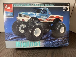 2006 - AMT ERTL - Bigfoot Monster Truck - Kit modelo - 1:25 - rojo blanco y azul - Imagen 1 de 15