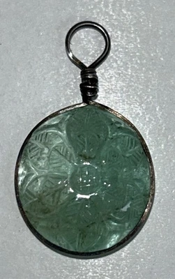 ¿Jade de vidrio de mar tallado vintage? Colgante Foto 1 de 4