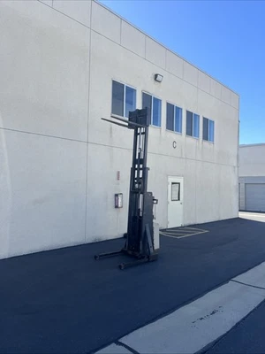 Crown 20MT Electric Walkie Straddle Stacker pallet jack - Image 1 of 4