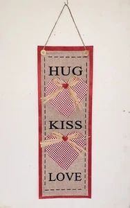Rustikaler Bauernhaus Umarmung Kuss Liebe Sackleinen Raffia und Filz Wandbehang - Bild 1 von 10