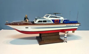 Modelo de yate cabina crucero escala 1:25 36 ft yate a motor 19" de largo sobre soporte de madera - Imagen 1 de 9