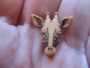 Vintage Kiddie Novelty Plastic Button Giraffe Head - O6 - Picture 1 of 5