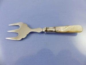 MOTHER OF PEARL PLAIN BREAD, ROLL SERVING FORK RING COLLAR JAMES DEAKIN & SONS - Picture 1 of 4